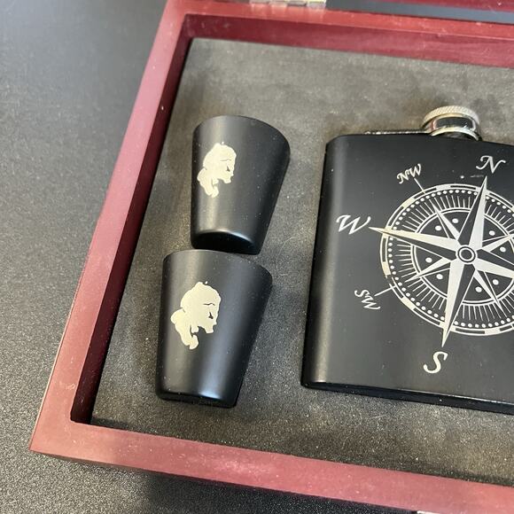 Anderson Island 1841 Black compass 6 oz flask with shot glasses - Picture 4 of 12